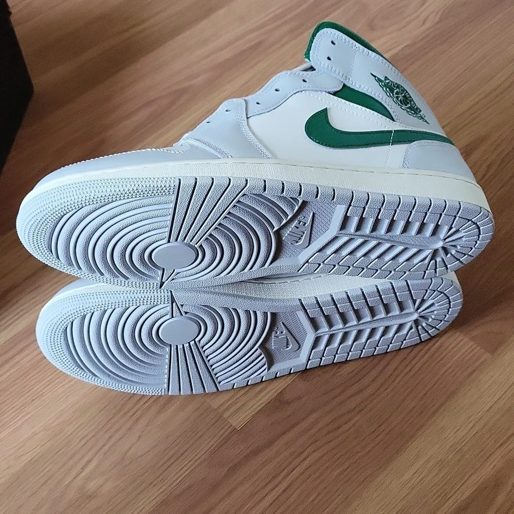 NIB Air Jordan 1 Retro Mid Sneakers Size 11.5 Summit White, Pine Green